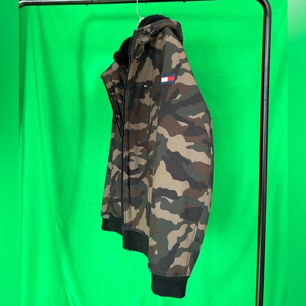 Tommy Hilfiger Camouflage Bomber Jacket. Water Resistant Wind Resistant. Size M - Picture 3 of 10